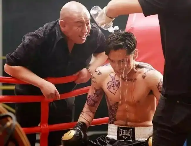 星健闻胸肌腹毛胡歌轻易不脱一脱惊人