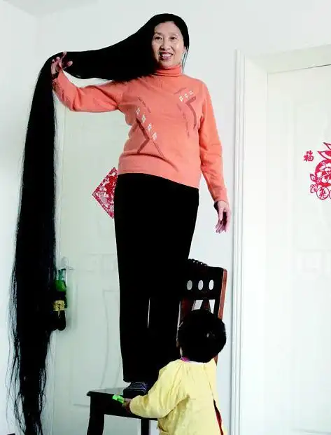 山西太原女士头发长2.53米 辛苦养了15年 - [中国长发网]