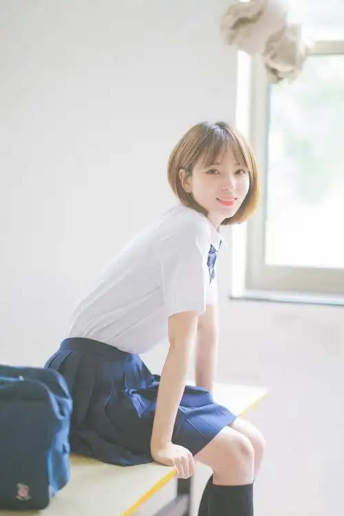 短发女生清纯可爱