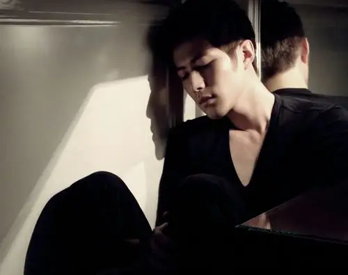 戏里戏外也并无重要,挥手回头只剩哭红的眼.