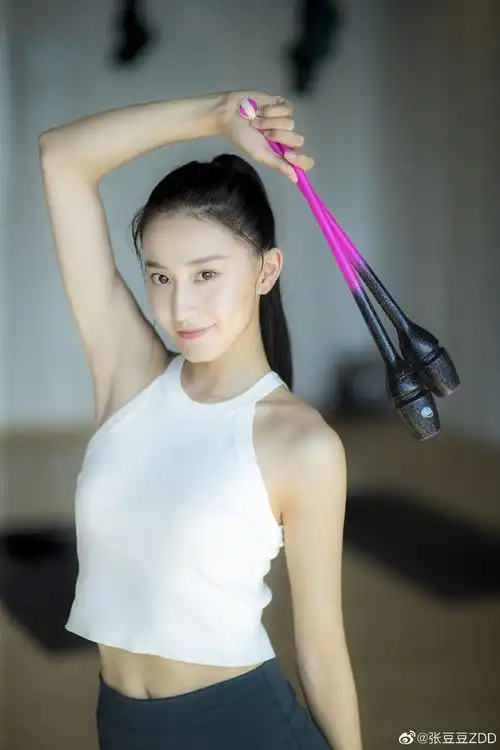 艺体女神张豆豆再晒健身美照网友直呼这大长腿和身材也太棒了