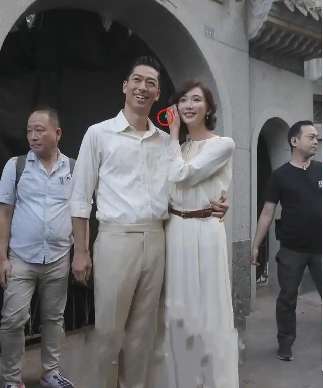 志玲姐姐的老公不是男团出身吗?为什么看起来怕怕的亚子?