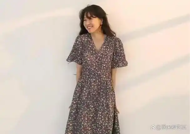 底子好就是自信,私下生活照也大都不施粉黛,和94年的闺蜜郑浩妍结伴