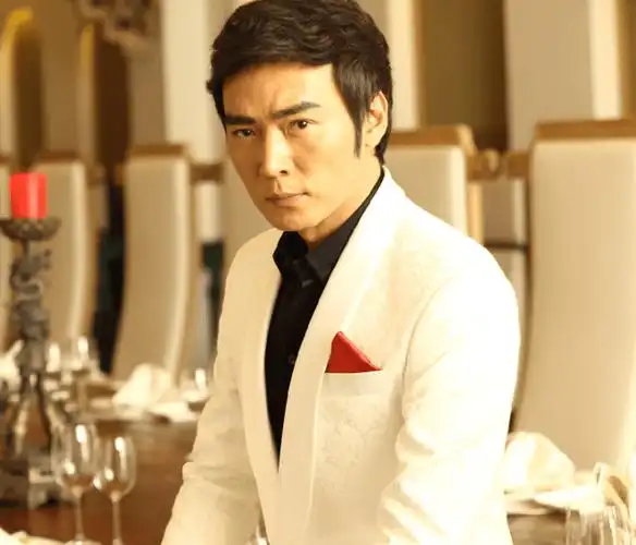 55岁焦恩俊晒近照,长发披肩身材魁梧似武松,同好友爬长城心情好_作品