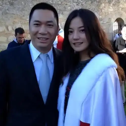 4月赵薇股权再遭冻结!她干的"丑事",远比你想象得更加恶劣