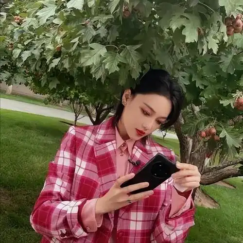 回顾张馨予夫妇恩爱游玩丽江何捷蹲地为老婆拍照女儿留在家