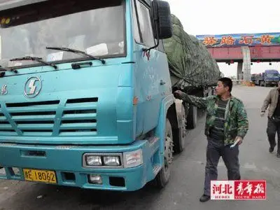 "小马"拉大车 司机挨罚