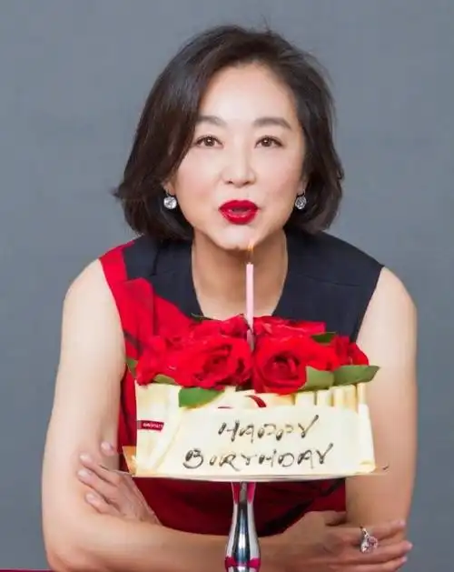 67岁林青霞晒生日照!穿背心秀一双紧实胳膊,手上鸽子蛋比眼睛大