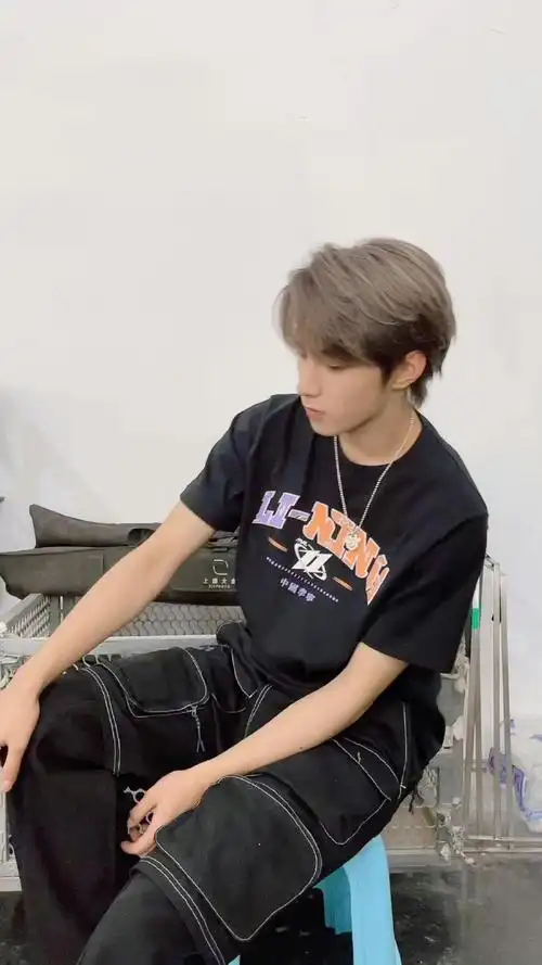 刘耀文李宁运动青春产品全球代言人##刘耀文全员加速中