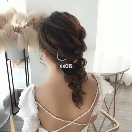 编发,加上纹理手法,运用于新娘造型中,也是不错的选择|新娘发型|新娘