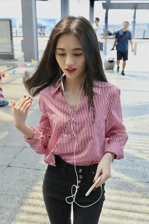 鞠婧祎长相真精致长发披肩妆容齐全看起来清纯又元气