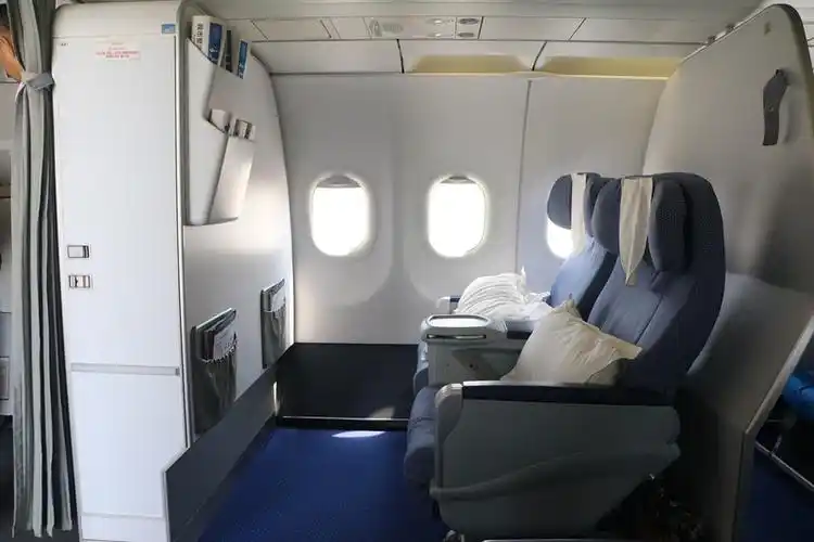 前门和中门中间的区域在高经背后还有四排3-3布局的经济舱同样也是用