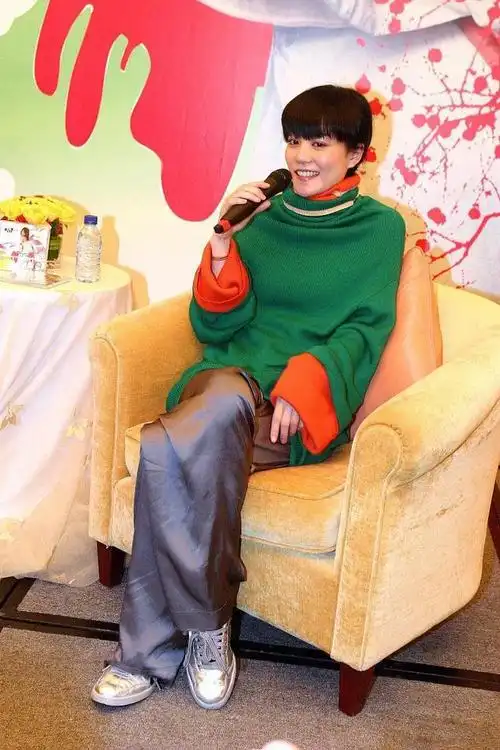 王菲果然是王菲!个性短发配草绿高腰裤,51岁潇洒不羁不被定义