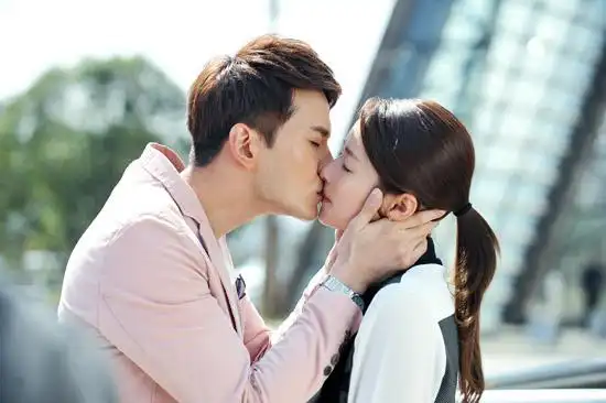 望夫成龙热拍徐正曦颖儿上演唯美吻戏