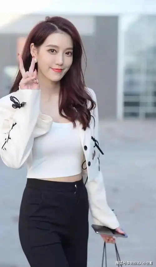 街拍上海街头的美女穿着时尚潮流身材苗条性感