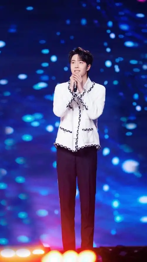 王一博全身图第二弹宽肩窄腰大长腿完美头身比完美体态#王一博 爱奇艺