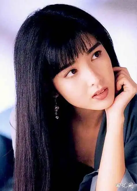 二十世纪八十年代的香港娱乐圈最不缺的就是美女,她们个个美艳与身材