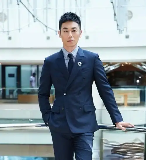 男生穿西装搭配什么发型 帅气时尚短发展现男士魅力