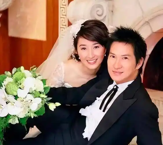 原创秦昊和伊能静刚恋爱1个月一次吃饭秦昊就出去上个洗手间回来后