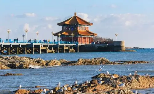 栈桥被称为青岛标志性建筑之一,栈桥尽头是回澜阁,有百年历史