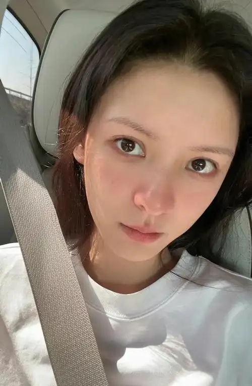 张予曦晒上下班对比照引热议素颜出镜状态好妆前妆后无差别