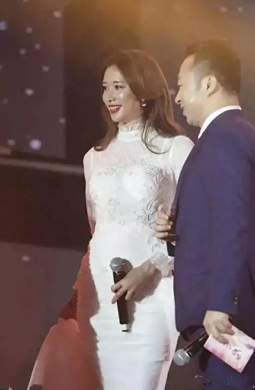 照片中林志玲穿成这一条白色长裙之后,确确实实会发现她很性感.