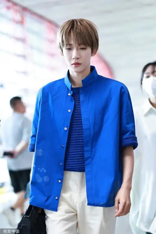 刘宇克莱因蓝衬衫##机场时尚秀