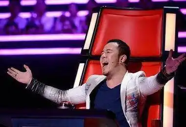 1998年,杨坤当了初恋女友分手时留下的项链,扛过了最艰难的时期