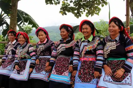 墨江哈尼族卡多人服饰怎一个美字了得