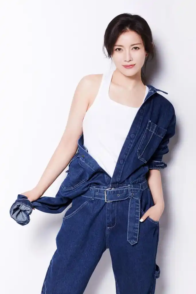 演员刘敏发布白t牛仔造型写真 参演剧《民国大侦探》热播中