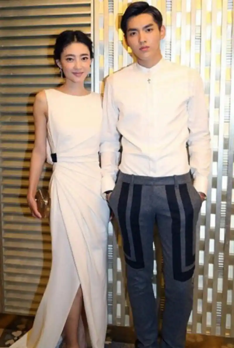 吴亦凡和许晴的合影,吴亦凡的手也只是简单的做了个简单手势!