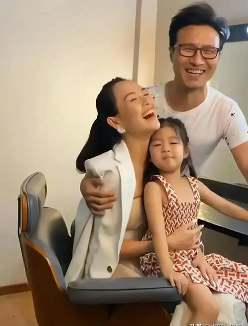 汪峰的二女儿汪景怡一直是跟着前妻康作如生活比起小苹果低调