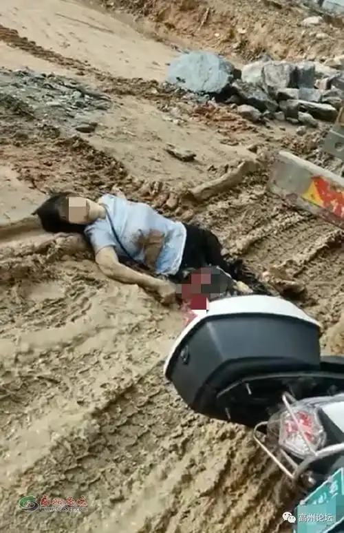 高州一罐车碾压电车一女子倒在血泊中经抢救