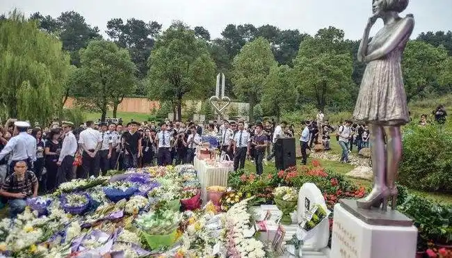 姚贝娜墓地曝光,好似一片花海,少女铜像眺望远方在唱歌