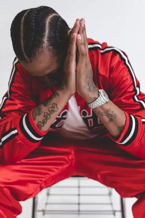 忠艾一生,名人堂球员艾弗森穿着演绎潮店联名 lookbook