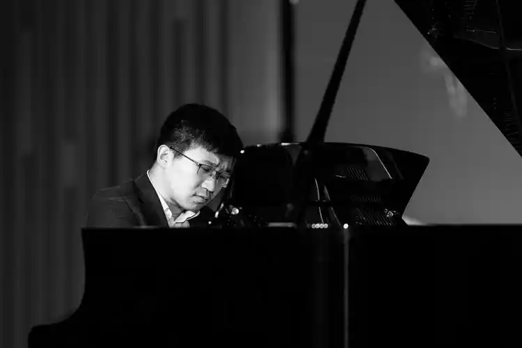 中央音乐学院副教授,在读博士,美国茱莉亚音乐学院钢琴硕士王天阳为