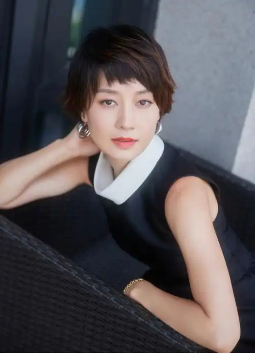 马伊俐的个人资料(马伊琍《跃上高阶职场》赫本裙造型写真 精致短发显