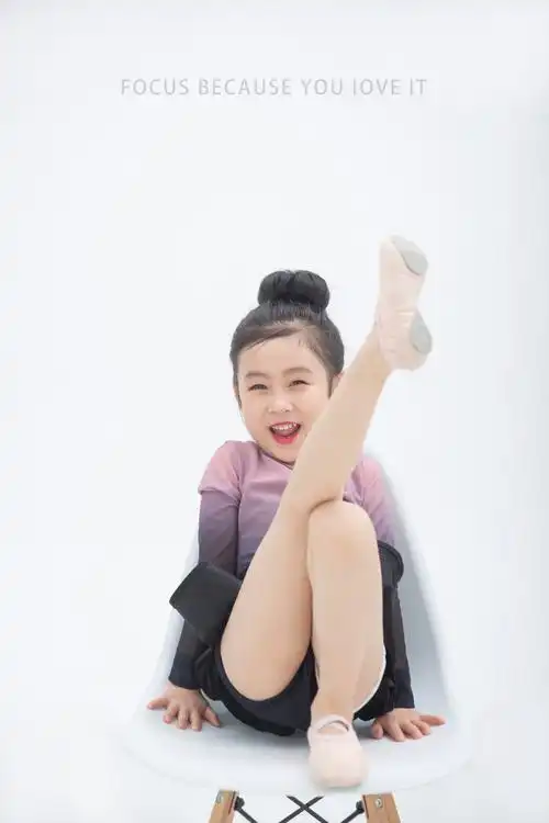 姓任的女摄影师的儿童摄影作品《学舞蹈的女孩》