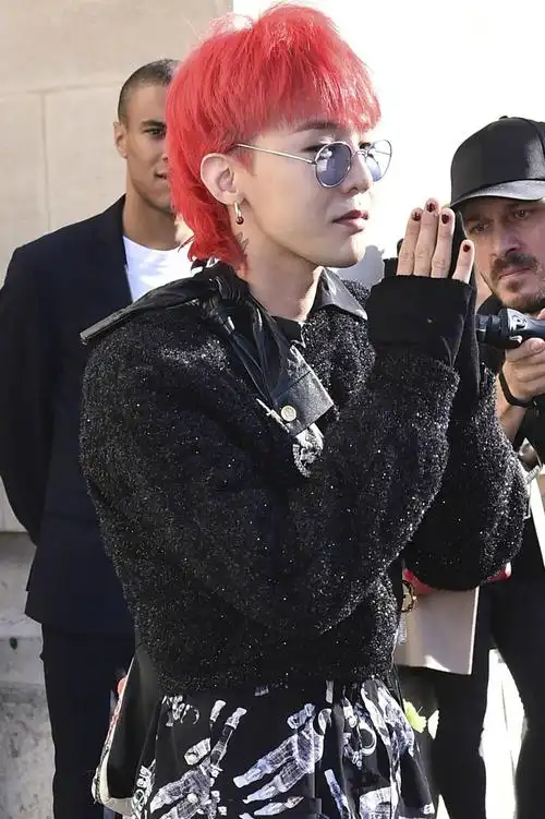 权志龙女装出席活动,瘦的吓人,网友:红发造型堪比中年大妈