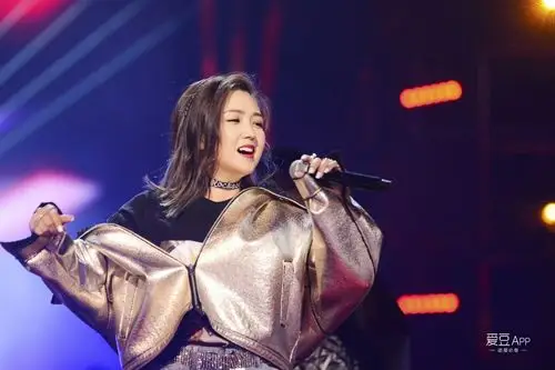 [消息]真诚绽放勇敢向前闯 江苏卫视春晚何洁献唱《不服来犟》