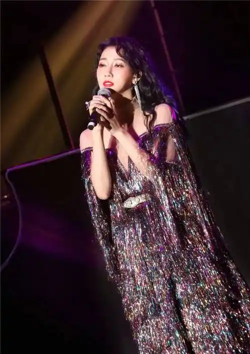 弦子出席音乐颁奖礼 亮感流苏造型引瞩目