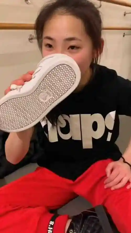 两个女生在这闻鞋子应该是在比谁的脚更香优秀