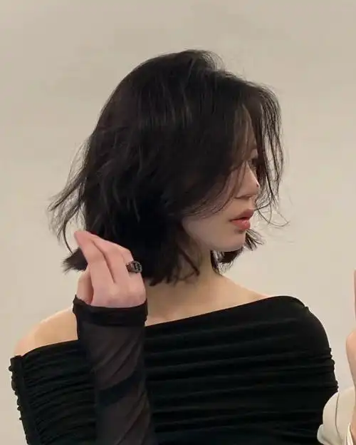 无刘海或者八字刘海整个人看起来更凌厉的同时还带着一点娇俏,适合方