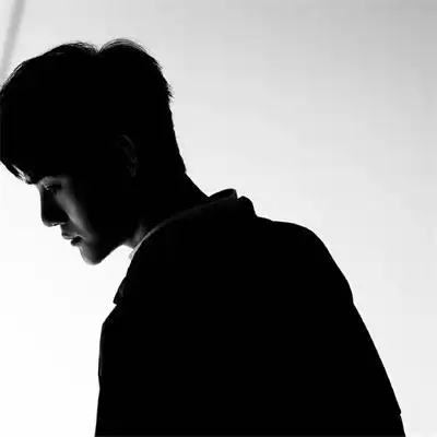 导语:一组2023很有氛围感的成熟稳重男头图片分享来啦,这组头像中的