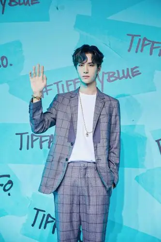 王一博优雅亮相品牌活动玩转混搭演绎潮流态度