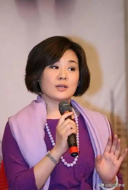 靠《牧马人》走红,嫁人后加入法国国籍,如今带儿子回国发展