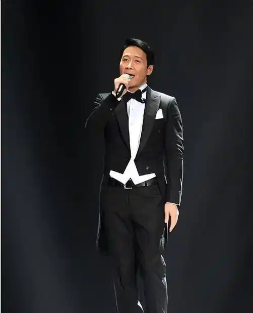 年过半百,黎明身材美不差对于56岁的黎明的优美身材,你怎么看?