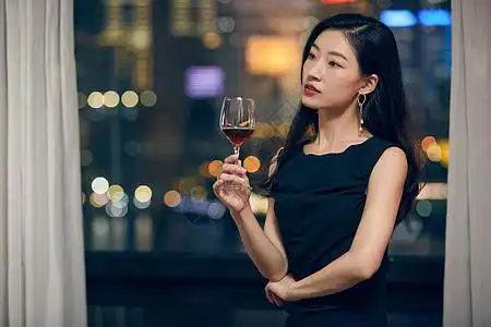 夜晚美女喝酒背景