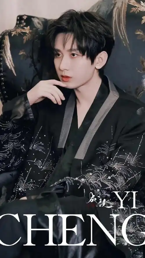 飘扬潇洒,@成毅于聚光之下尽展帅气姿态,迷惑万千