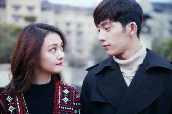 七位男星看郑爽的眼神,都很有爱,只有最后两位像是真情流露